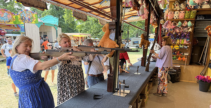 Wiesnstadträtin Anja Huber an Küblers Schießstand auf dem 67. Magdalenenfest im Münchner Hirschgarten (©Foto: Martin Schmitz) 